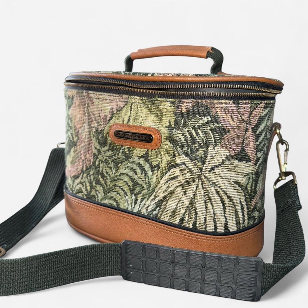 American Tourister Green and Tan Travel Bag makeup storage